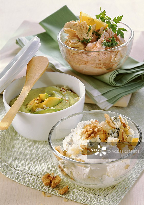 蓝纹奶酪蘸酱、鳄梨蘸酱和金枪鱼蘸酱图片素材