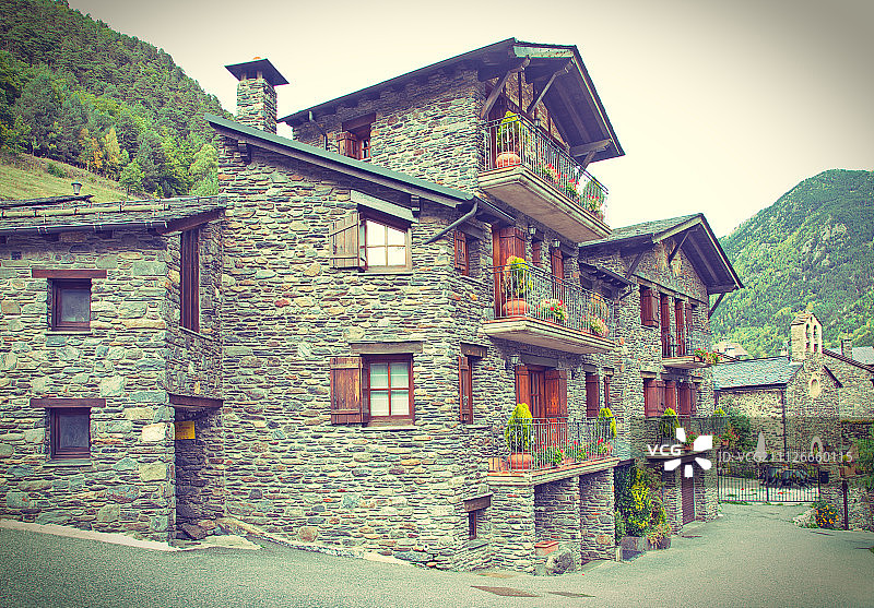 安道尔乡村的典型传统深色砖房明信片图片素材