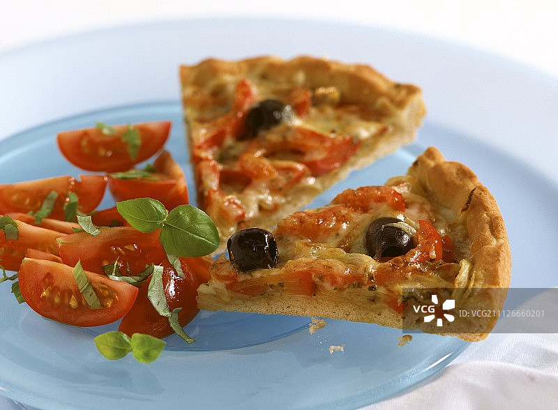 两块番茄甜椒橄榄披萨图片素材