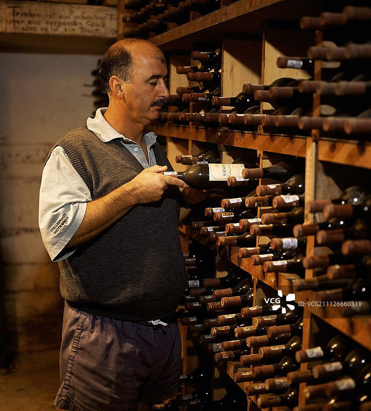 来自斯泰伦博斯Kanonkop酒庄的酿酒师拜耶斯·特鲁特图片素材