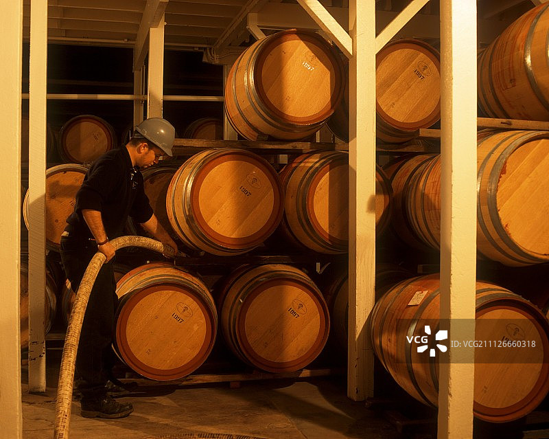 储存在架子上的酒桶，巴罗萨山谷奥兰多酒庄图片素材