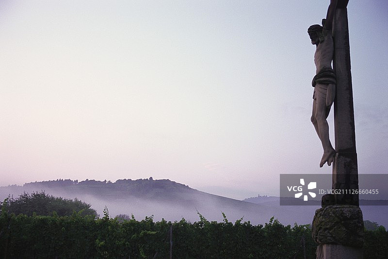 阿尔萨斯伯格海姆日出时葡萄园中的耶稣受难像图片素材