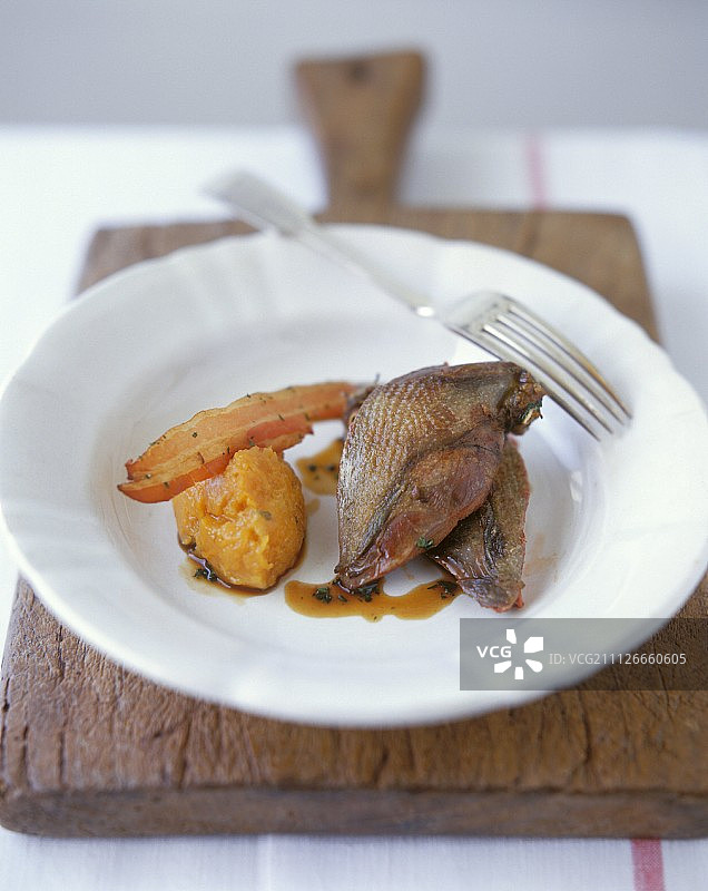 烤乳鸽配红薯泥和意式咸肉图片素材