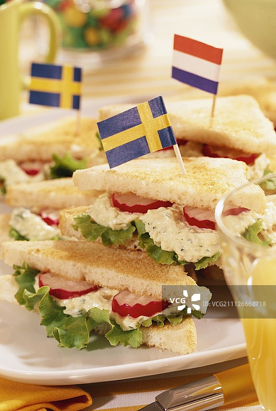 鸡蛋沙拉烤三明治配小萝卜图片素材