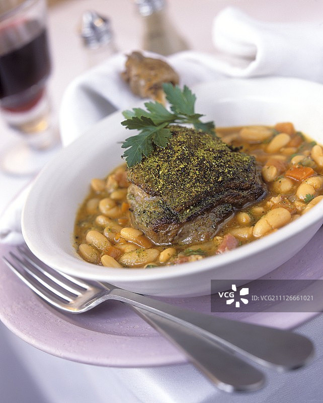 香草鸭腿配烩豆图片素材