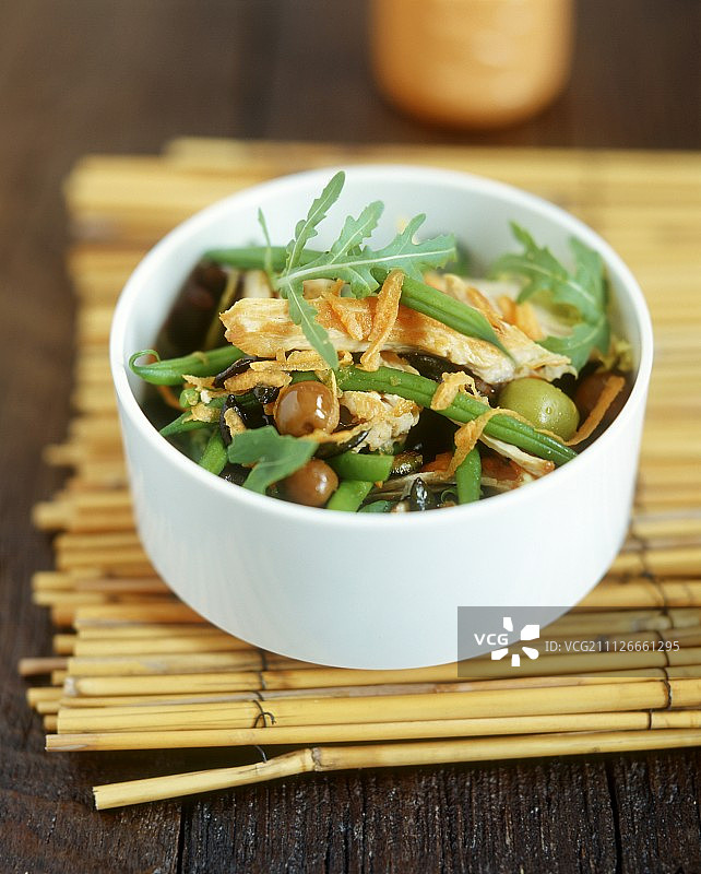 鸡肉豆类沙拉配芝麻菜和橄榄图片素材