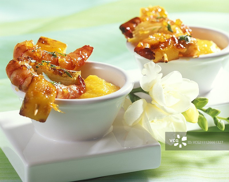 烤虾肉串配芒果酱图片素材