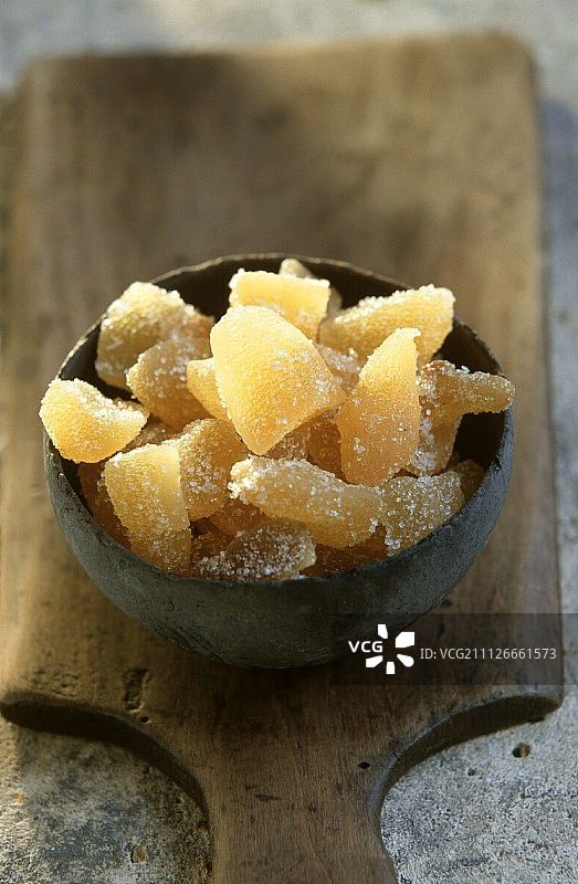 木板上的糖渍水果陶碗图片素材