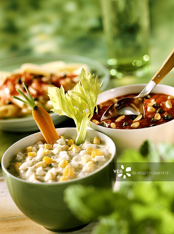 鸡蛋芥末蘸酱、番茄刺山柑酱和松子图片素材