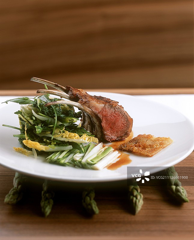 腌芦笋和生菜花烤羊排图片素材