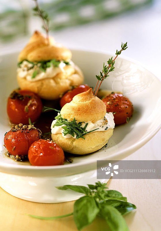 奶酪馅和腌制番茄的美味奶油泡芙图片素材