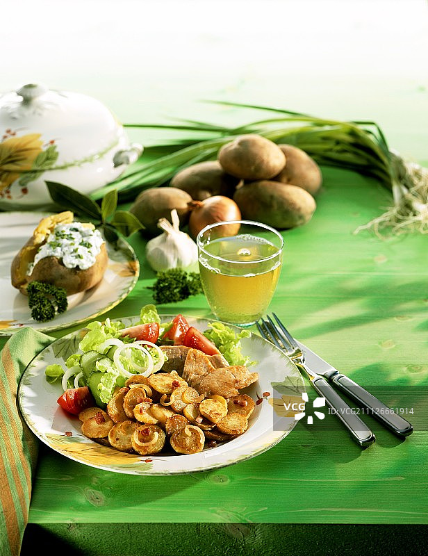 烤土豆配猪里脊肉和沙拉图片素材