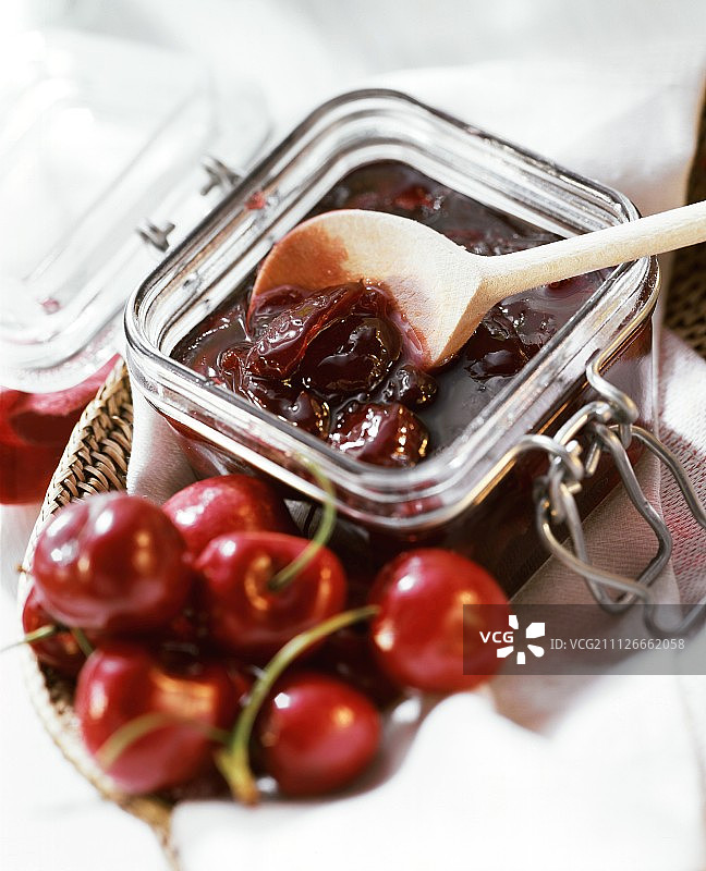 保鲜罐中的樱桃酱和新鲜樱桃图片素材