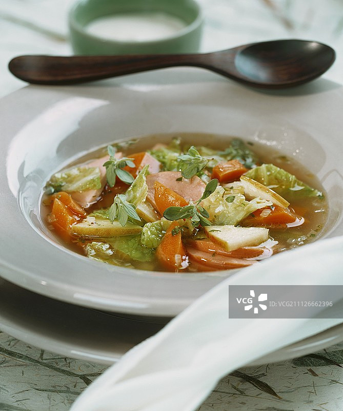 香肠芥末烩皱叶甘蓝汤图片素材