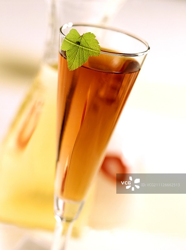 基尔鸡尾酒（含黑醋栗甜酒和白葡萄酒）图片素材