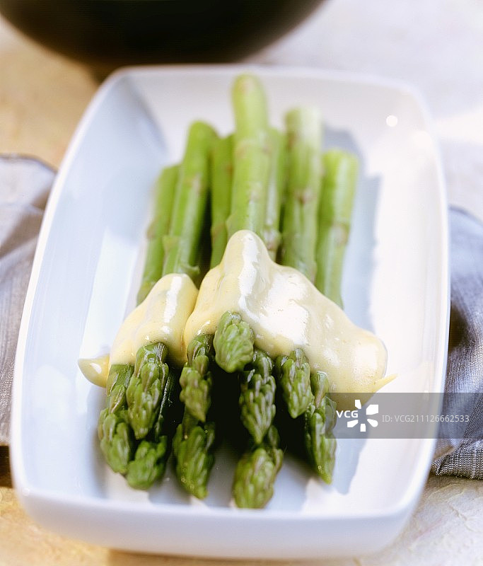 搭配荷兰酱的绿色芦笋图片素材
