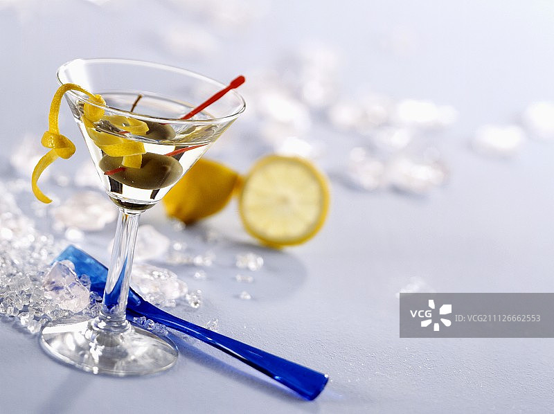 马提尼酒，配橄榄和柠檬皮图片素材