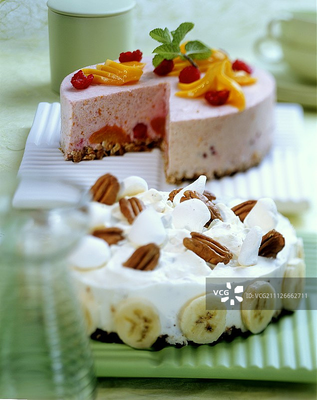 棉花糖蛋糕和贝里尼蛋糕（后方）图片素材