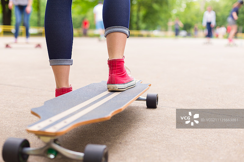 少女练习滑滑板图片素材