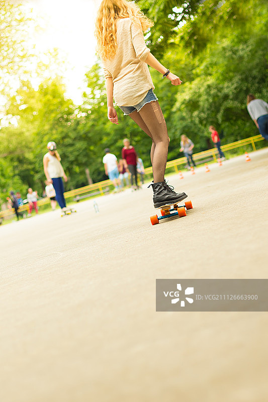 都市少女玩长板图片素材