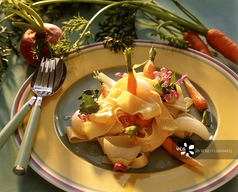 白萝卜胡萝卜意面图片素材