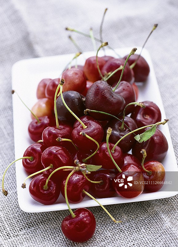 白色盘子上的各种樱桃图片素材