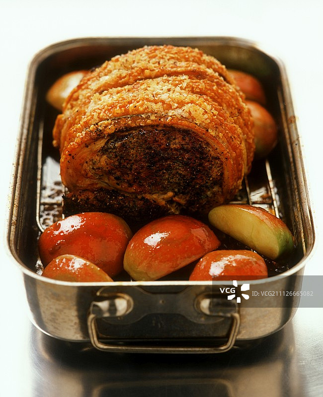 带脆皮的烤猪肉卷配苹果角图片素材