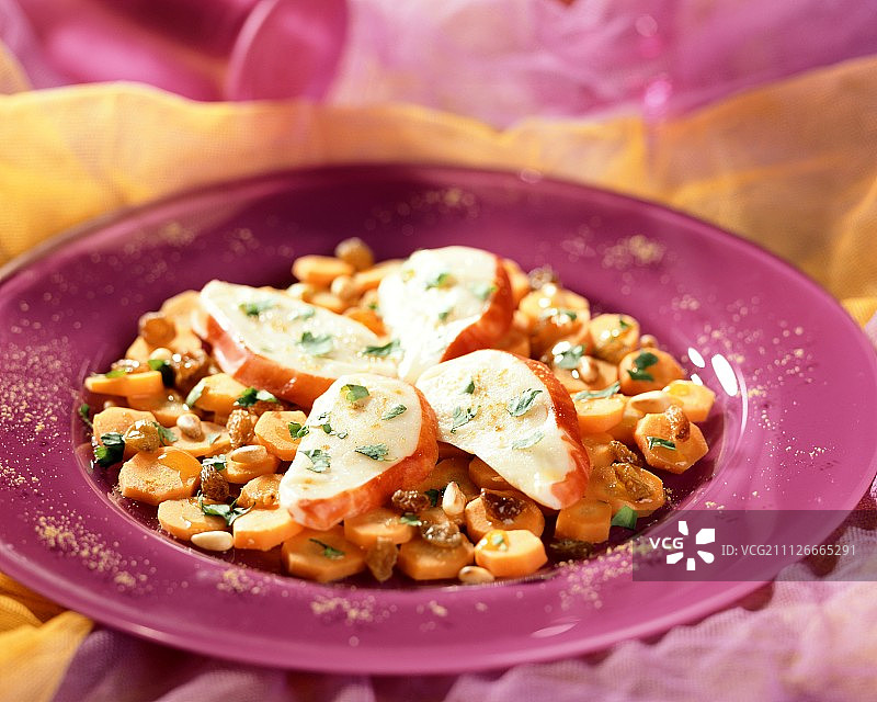 中东胡萝卜沙拉配葡萄干和蟹肉棒图片素材