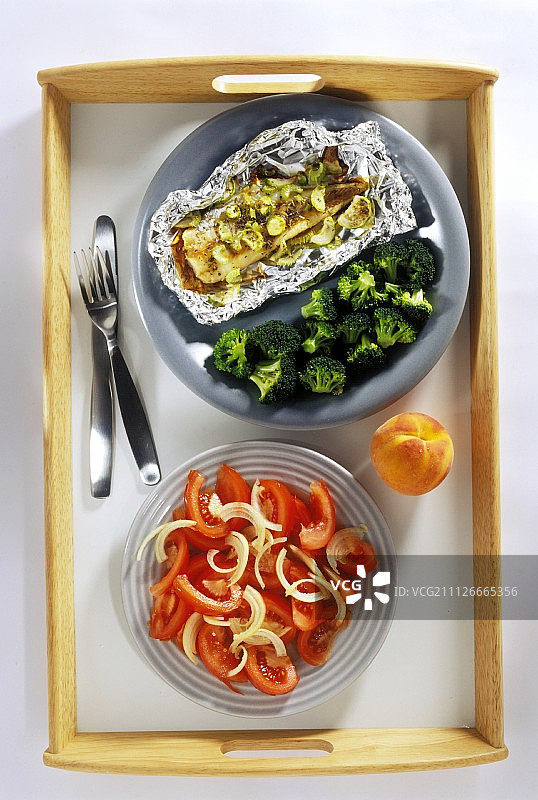 锡纸烤比目鱼配西兰花和番茄沙拉图片素材