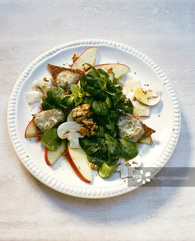 苹果戈贡佐拉面包丁玉米沙拉图片素材