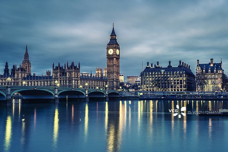 夜晚的大本钟和国会大厦图片素材