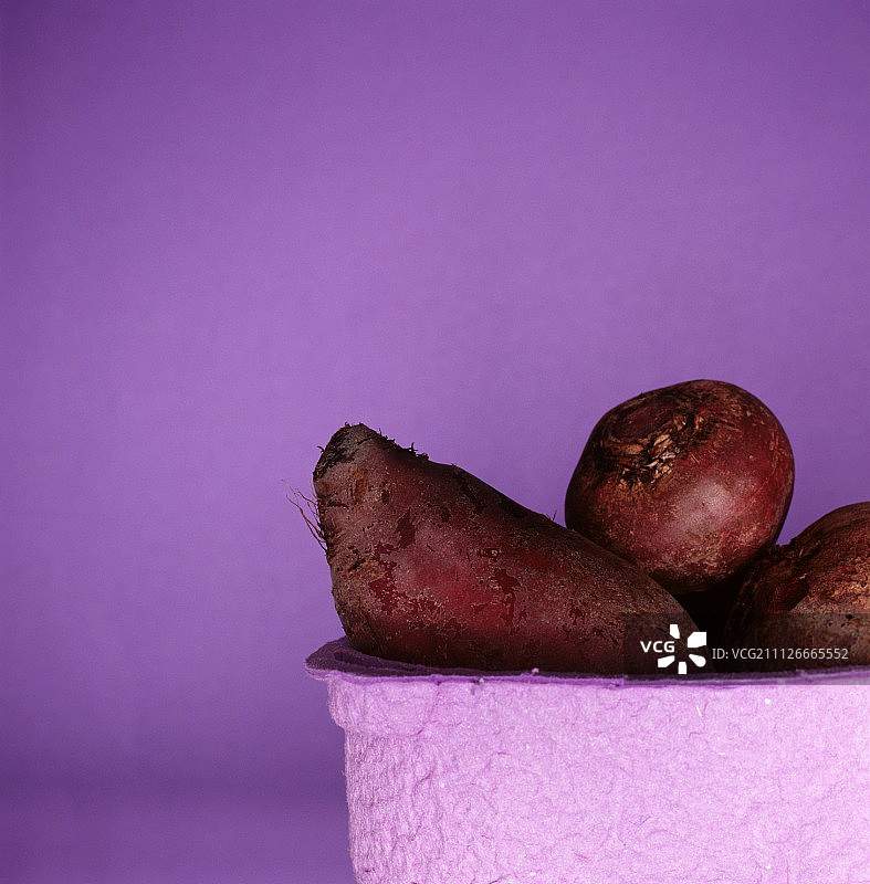 纸板托盘中的甜菜根（特写）图片素材