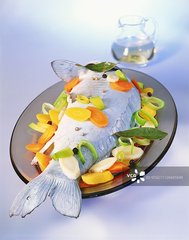 蔬菜煮鲤鱼图片素材