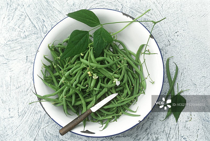 盘子里的法式豆角和刀图片素材