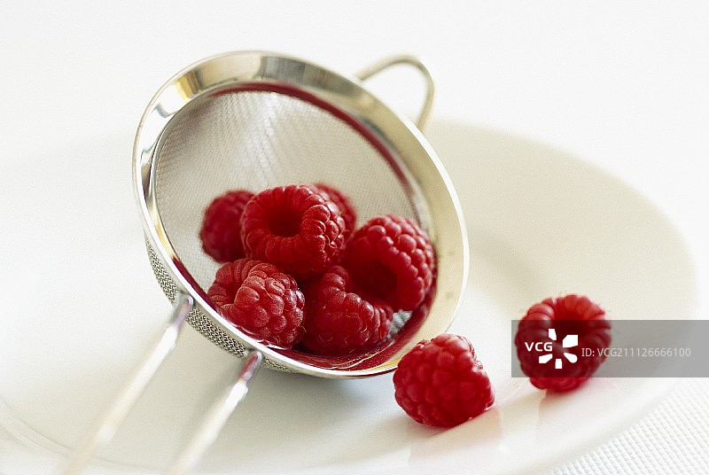 筛子里的覆盆子图片素材