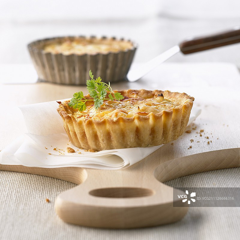 糖尿病患者适用的三文鱼朝鲜蓟馅饼图片素材