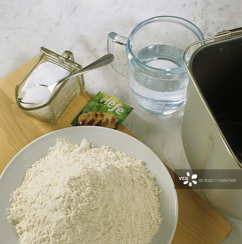 白面包面团食材（面粉、酵母、盐和水）图片素材