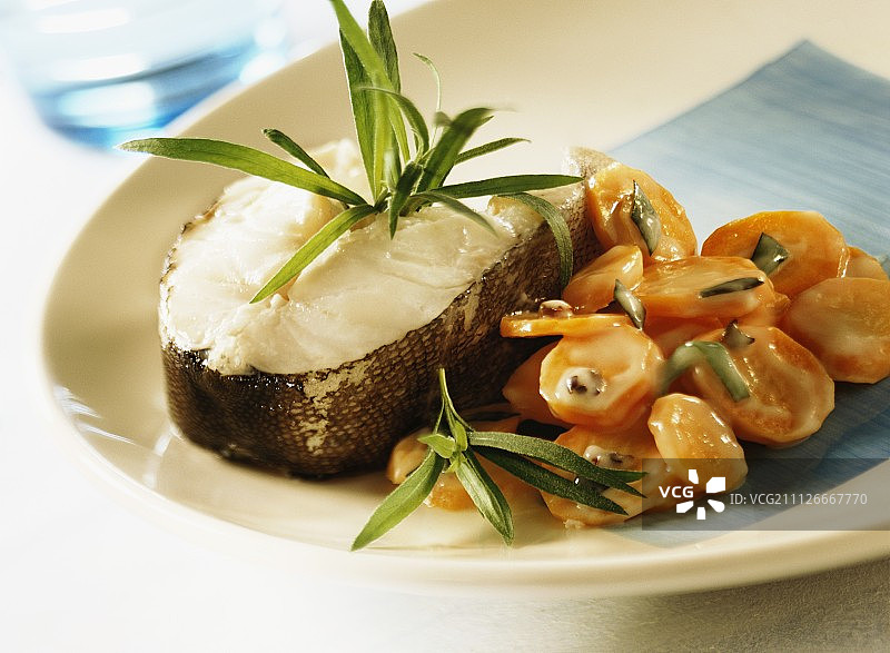 鳕鱼肉排配龙蒿胡萝卜图片素材