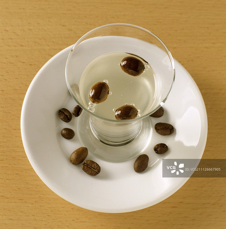 西西里茴香利口酒和咖啡豆图片素材