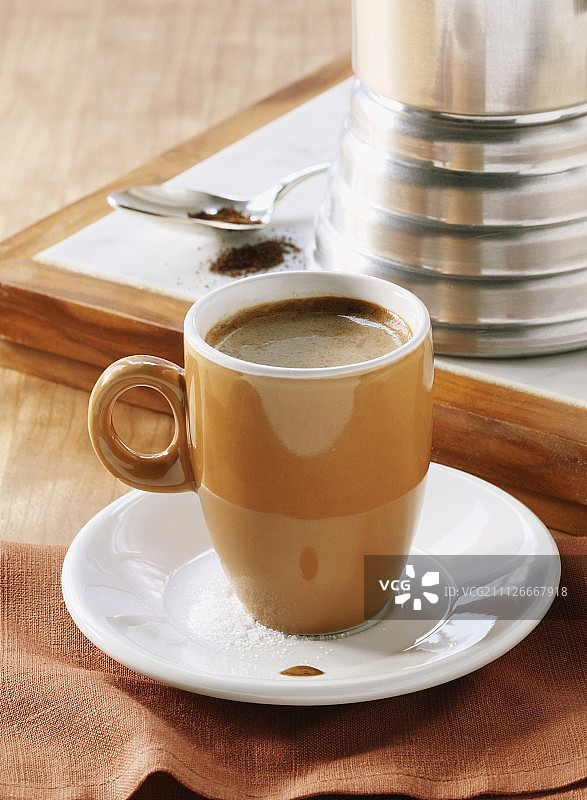 黄色杯子里的浓缩咖啡图片素材