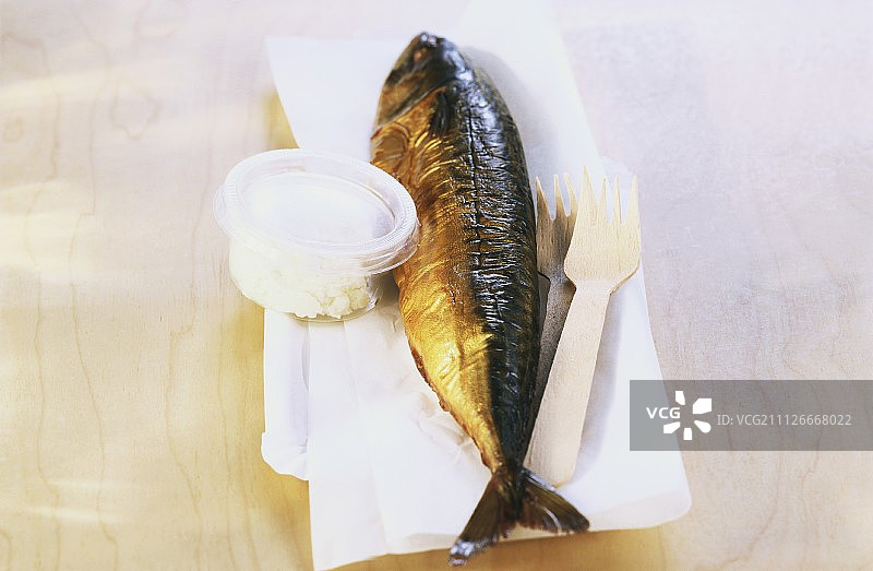 搭配辣根夸克的熏鱼图片素材