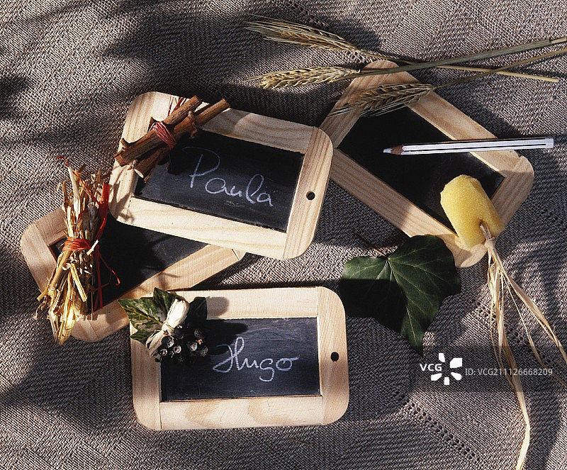 用木框装饰的石板作为席位卡图片素材