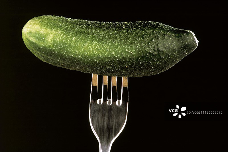 叉子上的一根黄瓜图片素材