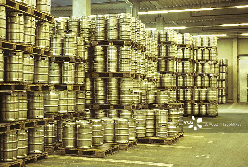啤酒厂的啤酒桶仓库图片素材