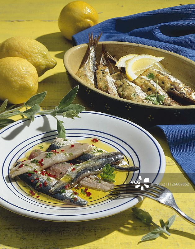 酿馅沙丁鱼和油浸沙丁鱼（开胃菜）图片素材
