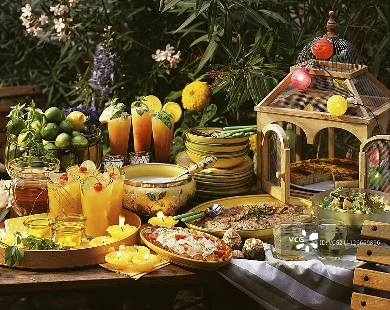 夏日花园自助餐：鸡尾酒、汤、烤肉、沙拉和馅饼图片素材