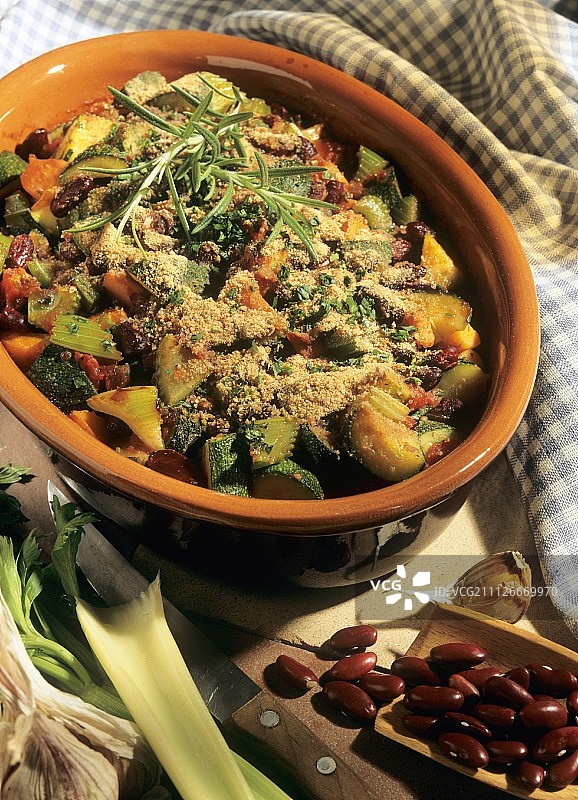 红腰豆、全麦面包屑和迷迭香炖肉图片素材