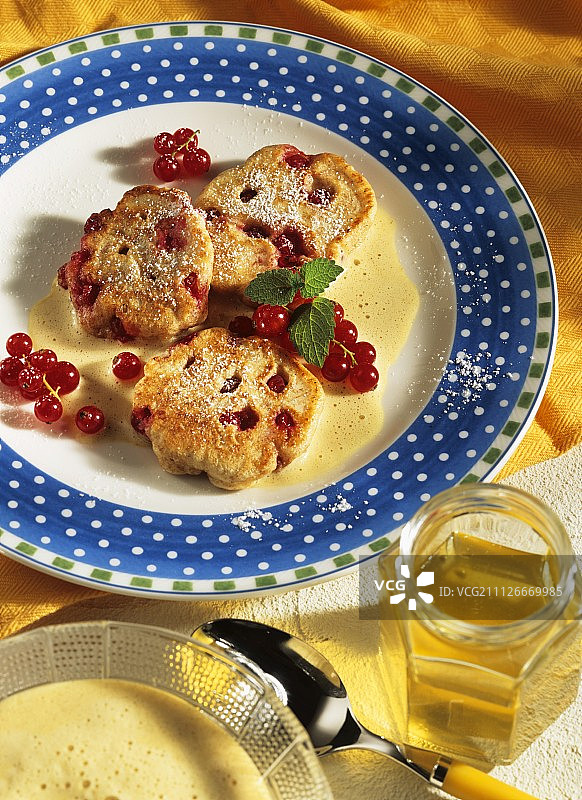 红醋栗肉桂酱糖霜面包图片素材