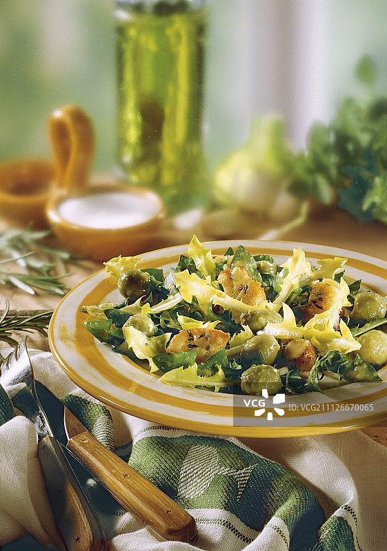 烤面包丁橄榄沙拉图片素材