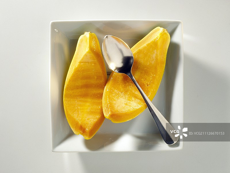 两个新鲜去皮的木瓜图片素材